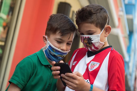 스페인 여러 지자체에서 미성년자의 휴대폰과 에너지 드링크를 금지하는 법안이 검토돼 내년 시행을 눈앞에 두고 있다. AFP=연합뉴스