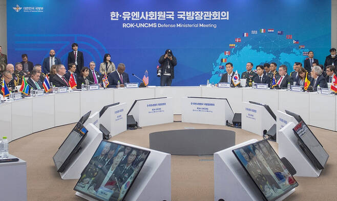 한국과 유엔사 회원국 대표들이 지난 11월 14일 서울 용산 국방부 청사에서 열린 한·유엔사 국방장관 회의에서 주요 현안을 논의하고 있다. 국방부 제공