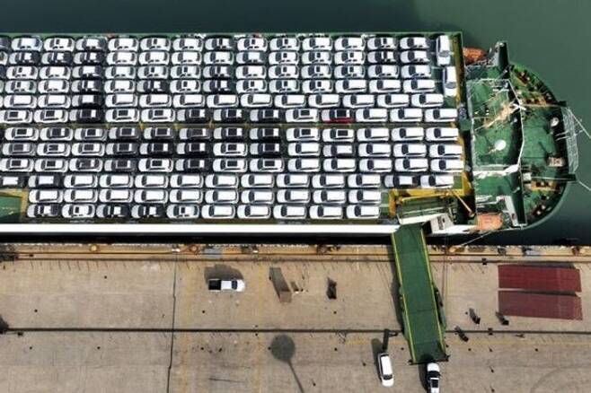 지난해 전 세계 국내총생산(GDP)에서 중국이 차지하는 비중이 28년 만에 처음으로 감소했다. 사진은 중국 장쑤성 롄윈강 항구에서 수출용 자동차들이 선적되고 있다. ⓒ AFP/연합뉴스