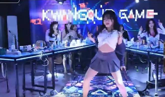 아프리카TV BJ '커맨더지코'의 방송에서 여성 게스트BJ가 춤을 추고 있는 모습 . 출처=유튜브 채널 '커맨더지코'