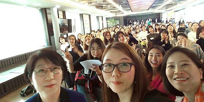 2018년 4월 한국여성과학기술인육성재단(WISET) 공감토크 강연자로 선 주한나(가운데)씨가 참석자들과 사진을 찍고있다. 주한나 제공