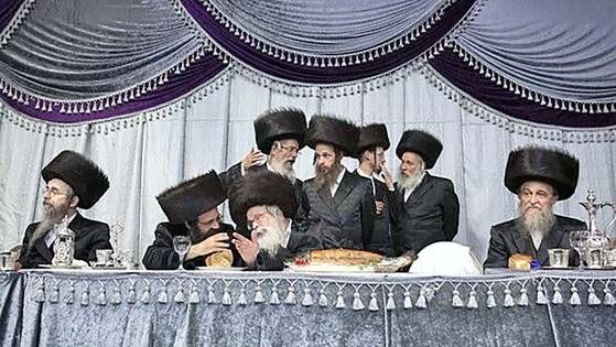 '하레디'로 불리는 초정통파 유대교인들이 지난 2019년 8월 20일 이스라엘 텔아비브 인근 하레디마을에서 열린 전통결혼식에 참석해 대화를 나누고 있다. AP=연합뉴스