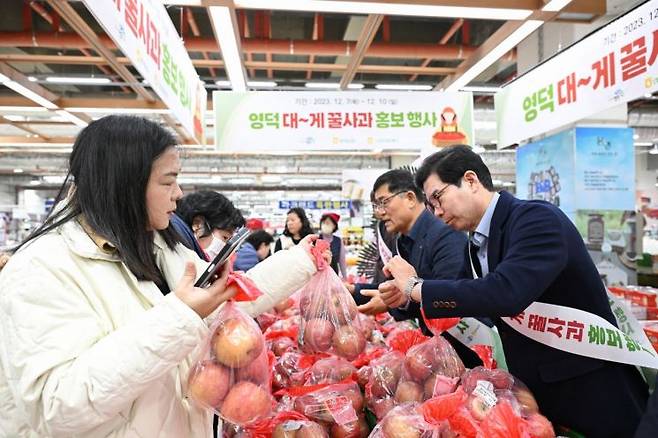 수원서 영덕사과 홍보·판촉 행사에 나선 김광열 영덕군수.