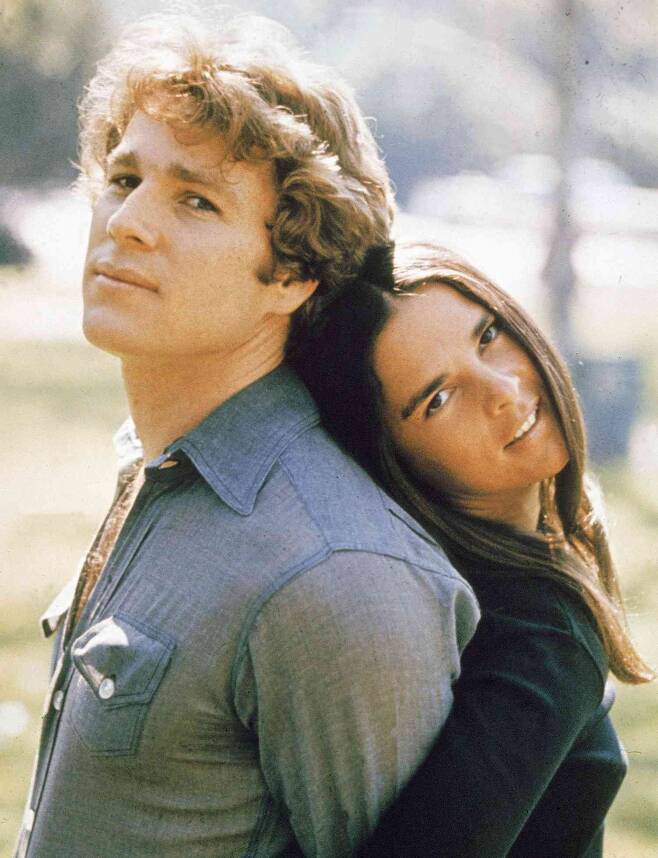 라이언 오닐과 알리 맥그로가 출연한 1970년 영화 '러브 스토리'. 영화 속 하버드 로스쿨 재학생 올리버는 금발 미녀가 아닌 '똑똑한 여자' 제니를 사랑한다.