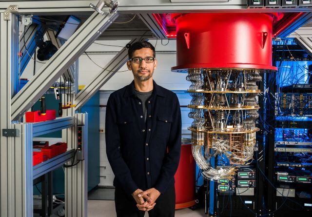 구글 최고경영자인 순다르 피차이가 지난 2019년 구글이 공개한 양자컴퓨터 옆에 서 있다./구글