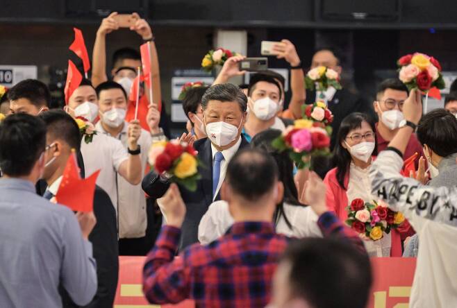 시진핑 중국 국가주석이 홍콩 반환 25주년 기념식을 하루 앞둔 30일 오후 전용 고속 열차 편으로 홍콩 웨스트카우룽역에 도착해 환영을 받고 있다. 이날 시 주석은 “홍콩은 중국으로 반환된 후 사실상 통합됐다는 평가를 받지만, 일국양제(一國兩制·한 국가 두 체제)는 강력한 생명력을 증명했다”고 밝혔다. 시 주석이 중국 본토를 벗어난 것은 2020년 1월 코로나 사태 이후 2년 6개월 만이다./EPA 연합뉴스