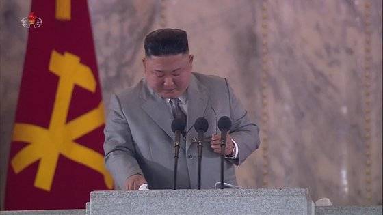 북한 김정은 국무워원장이 지난 2020년 10월 10일 노동당 창건 75주년 기념 열병식에서 연설을 하던 중 재난을 이겨내자고 말하며 울컥한 듯 안경을 벗고 눈물을 훔치고 있다. 연합뉴스