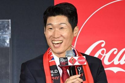 카타르 월드컵을 앞두고 세계 순회에 나선 ‘2022 FIFA 월드컵™ 트로피 투어’ 미디어 공개 행사가 24일 서울 영등포구 여의도 현대백화점 더현대 서울에서 열린 가운데 박지성 전 축구 국가대표 선수가 취재진의 질의에 답하고 있다. 이번 행사는 월드컵 공식 트로피가 본선 진출 32개국을 포함한 전 세계 51개국을 순회하며 전 세계 축구 팬들과 함께 월드컵의 성공을 기원하기 위해 열렸다. 임세준 기자