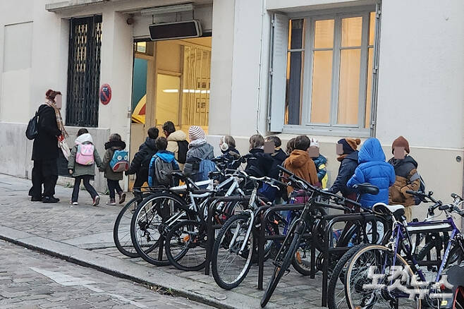 프랑스 파리 한 거리에서 선생님이 아이들을 인솔하고 있다. 송정훈 기자