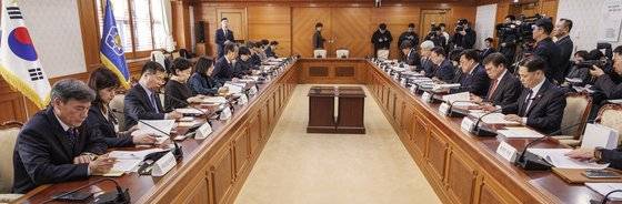 한덕수 국무총리가 12일 오후 서울 종로구 정부서울청사에서 열린 제31차 사회보장위원회에서 회의 의제를 설명하고 있다. 연합뉴스