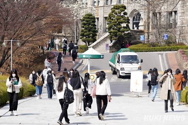 지난 3월 서울 한 여대에서 학생들이 걸음을 옮기고 있다. 사진=박효상 기자