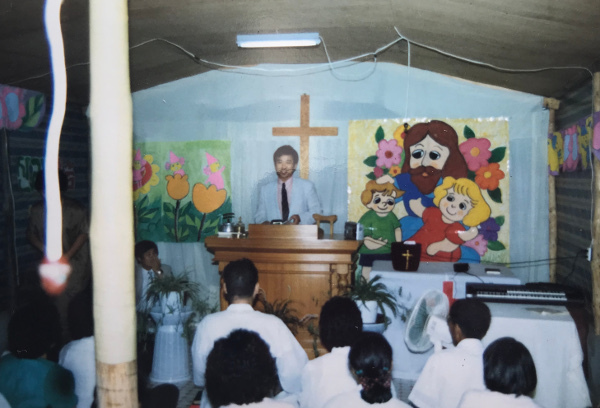 전용대 목사가 1990년대 초 한 천막 교회에서 집회를 인도하고 있다. 그에게 개척 교회는 자신의 삶과 신앙에 전환점이 된 공간이었다.