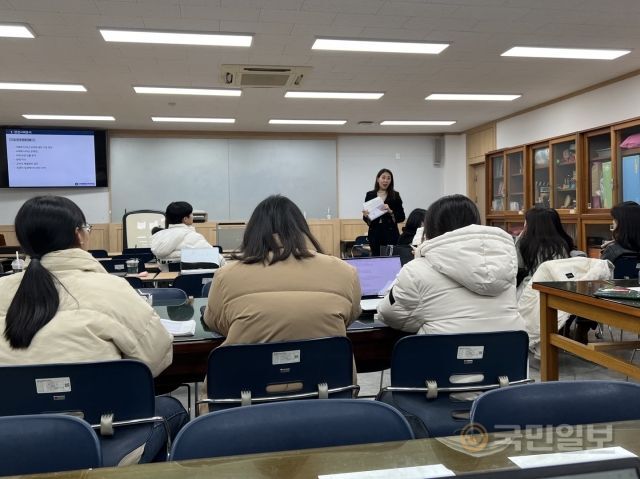 침신대 유아교육과 학생들이 지난 4일 대전 한국침례신학대학교에서 '보육교사론' 강의를 듣고 있다.