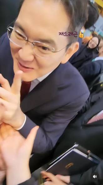 이재용 삼성전자 회장이 부산 깡통시장 방문 당시 모습. /사진=-온라인 커뮤니티