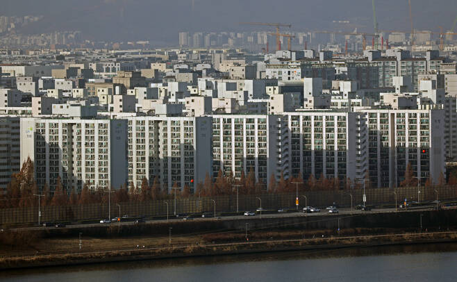 서울 마포구 하늘공원 인근에서 바라본 아파트 단지의 모습.[연합]