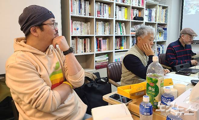 취재진과 만나 인터뷰하는 다큐멘터리 '나는 조선사람입니다' 제작자 조은성 감독, 시민단체 '조선학교와 함께하는 사람들 몽당연필' 김명준 사무총장, 지구촌동포연대 최상구 사무국장. 김형준 기자