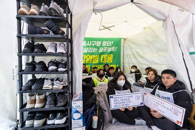 농성장 안에 단식 농성자들의 신발이 가득 차 있다. 보건의료노조 창립 25년 만에 가장 큰 규모의 집단 단식이다. ⓒ시사IN 박미소