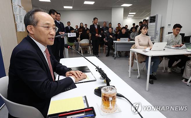 질문에 답변하는 추경호 부총리 (세종=연합뉴스) 김주형 기자 = 추경호 경제부총리 겸 기획재정부 장관이 12일 오후 세종시 정부세종청사에서 열린 출입기자단 간담회에서 질문에 답변하고 있다. 2023.12.12 kjhpress@yna.co.kr