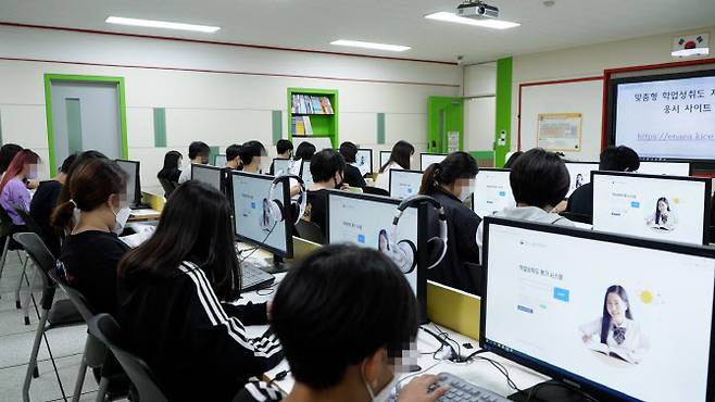맞춤형 학업성취도 자율평가에 참여한 학생들(사진=연합뉴스)