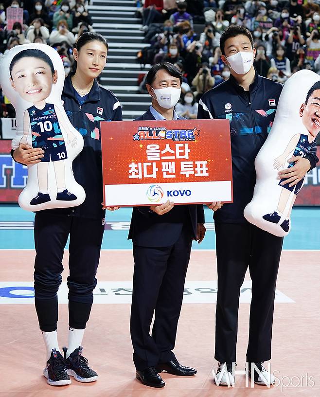 22-23시즌 V-리그 올스타전 최다 팬 투표 득표자로 선정된 흥국생명 김연경(좌)-한국전력 신영석(우)ⓒMHN스포츠 이지숙 기자