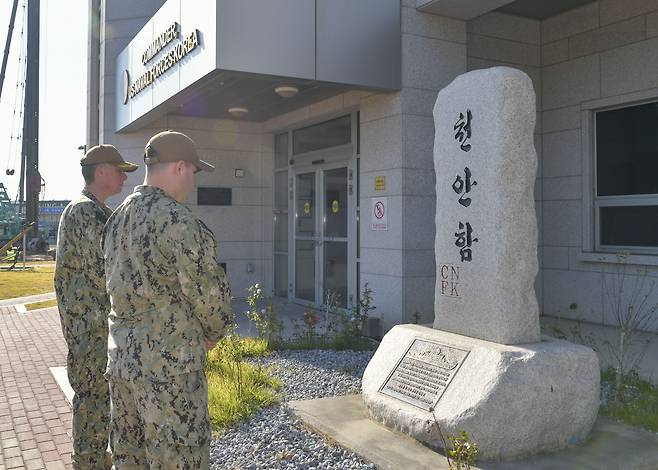 부산 남구의 주한 미 해군사령부 본부 출입구 오른편에 ‘천안함 추모비’가 자리하고 있다. 북한의 천안함 폭침 이듬해인 2011년 미군이 자발적으로 세운 것이다. 사진은 최근 미 해군 장병들이 천안함비를 바라보며 전사한 한국군 46명과 구조 활동 중 순직한 고 한주호 준위에게 애도를 표하는 모습. /대한민국 해군