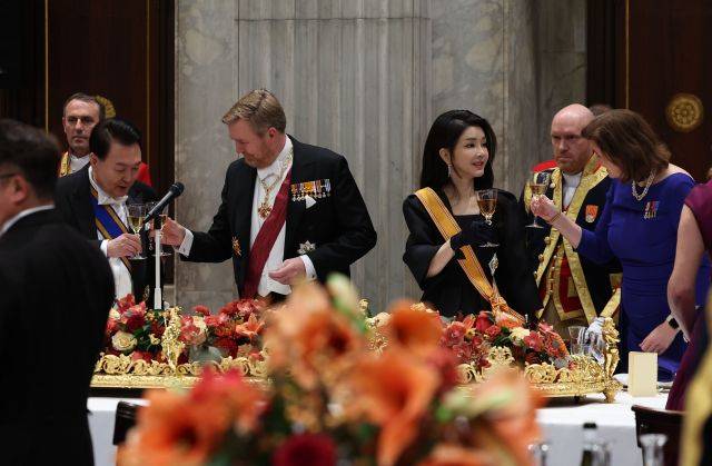 윤석열 대통령과 김건희 여사가 12일(현지시간) 네덜란드 암스테르담 왕궁에서 열린 국빈 만찬에서 빌럼-알렉산더르 네덜란드 국왕 등과 건배하고 있다. 연합뉴스