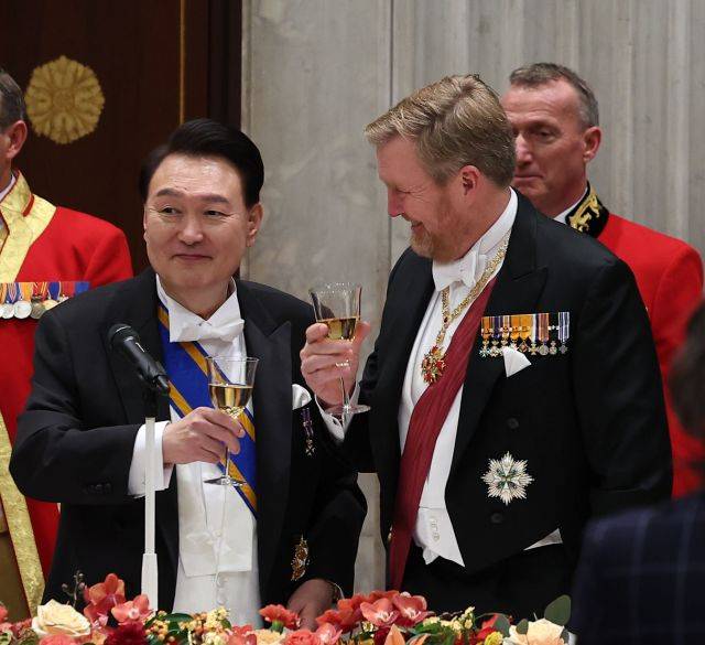 윤석열 대통령과 빌럼-알렉산더르 네덜란드 국왕이 12일(현지시간) 네덜란드 암스테르담 왕궁에서 열린 국빈 만찬에서 건배하고 있다. 연합뉴스