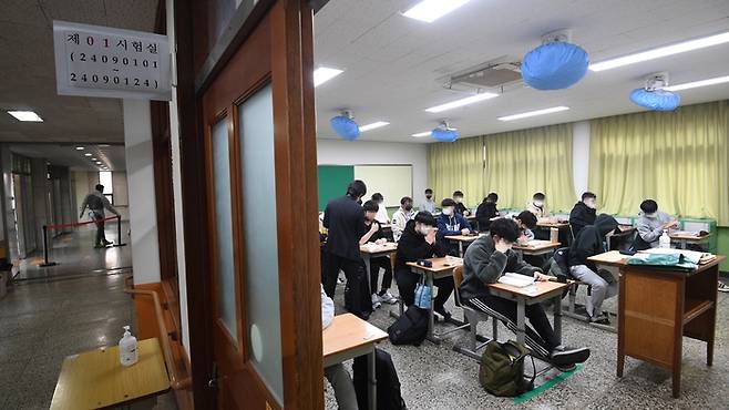 수능 시작 전 시험장에서 수험생들이 시험 준비를 하고 있다. 매경DB