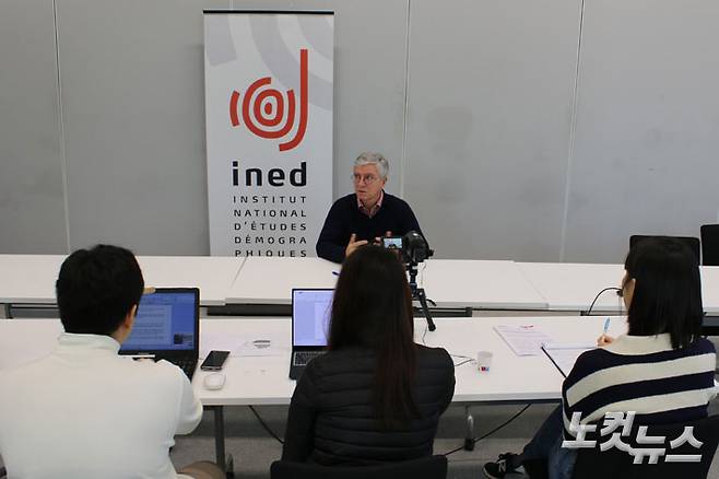 프랑스 국립인구통계학연구소(INED) 책임연구원과 인터뷰 장면. 박기묵 기자