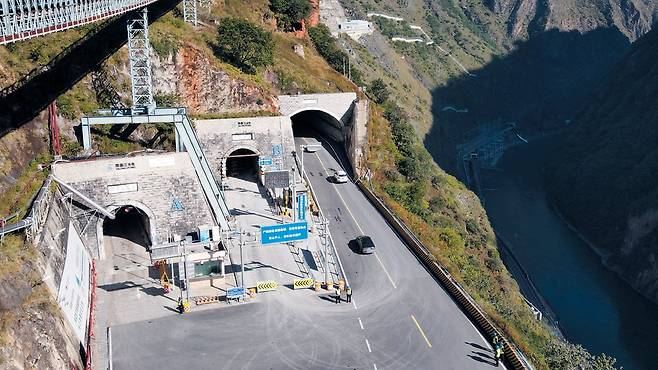 지난 7일 가동을 시작한 중국 진핑 지하실 입구의 모습. /신화통신