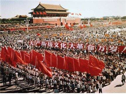1960년대 후반 홍위병들이 마오쩌둥 어록을 손에 쥐고 톈안먼 광장에 몰려들고 있다. /조선일보 DB