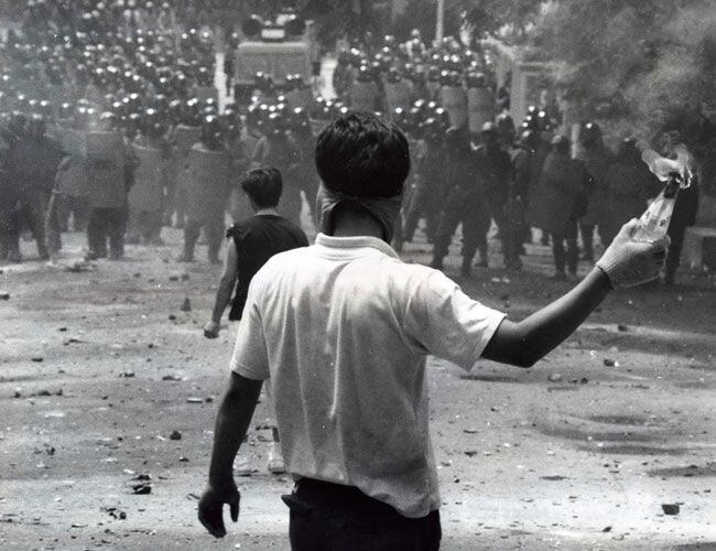 1989년 6월 30일 전대협 주체로 한양대에서 열린 ‘모의평양축전’ 행사장에서 참가한 학생들이 화염병을 던지며 진압경찰에 맞서고 있다. /조선일보 DB