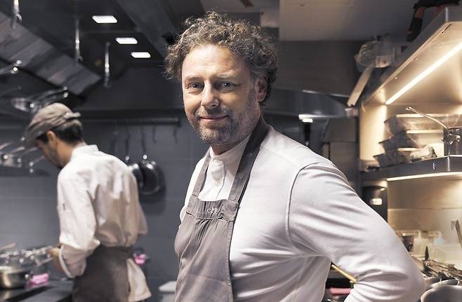 슈발블랑 파리 호텔 1층에 있는 플레니튜드 레스토랑을 책임지고 있는 아르노드 돈켈레 셰프. /돔페리뇽