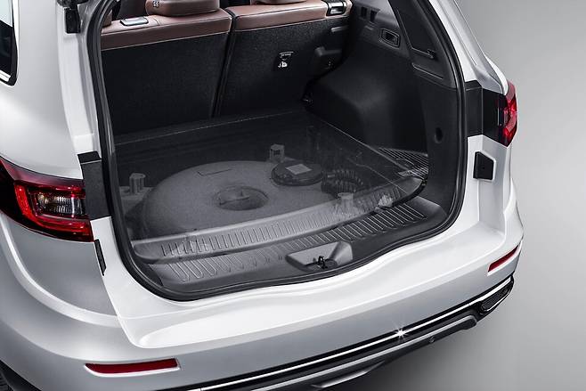 바닥속으로 오나전히 잠긴 QM6 LPG 도넛탱크