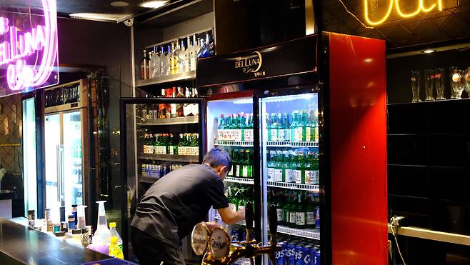 울란바토르의 한국식 주점에서 소주를 정리하는 직원의 모습./구아모 기자