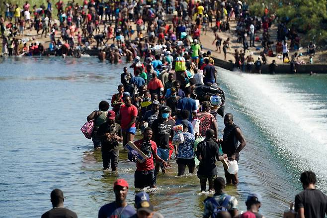 미국 텍사스주 델리오에서 지난달 17일(현지 시각) 이민자들이 멕시코와 국경을 이루는 리오그란데강을 건너 미국으로 들어오고 있다. 미국 언론은 이곳 국경지대에서는 아이티 등 중남미 출신 이민자 수천 명이 미국행을 꿈꾸며 노숙하고 있다고 전했다. /연합뉴스