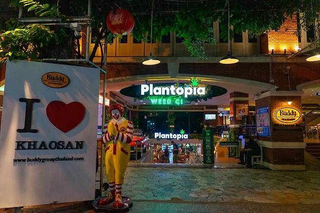 방콕 카오산로드의 대마 전문 상가. 건물 안쪽으로 대마초 판매점 10여 곳이 몰려 있다.