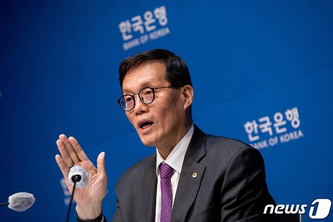 (서울=뉴스1) 사진공동취재단 = 이창용 한국은행 총재가 30일 서울 중구 한국은행에서 열린 금융통화위원회 통화정책방향 결정회의를 마친 뒤 기자간담회를 하고 있다. 2023.11.30/뉴스1 Copyright (C) 뉴스1. All rights reserved. 무단 전재 및 재배포, AI학습 이용 금지.