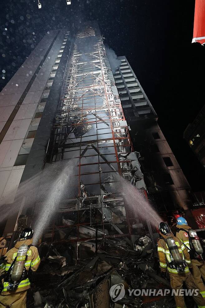17일 인천시 남동구 논현동 한 호텔에서 화재가 발생해 소방대원들이 진화 작업을 벌이고 있다. 연합뉴스