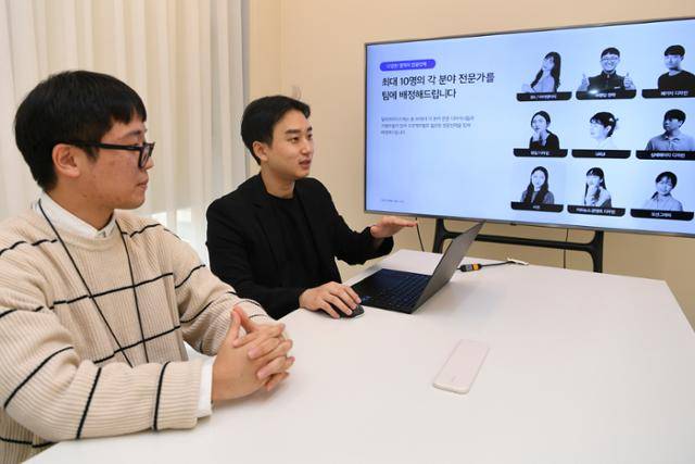 권태인(오른쪽) 알파브라더스 이사와 신입 디자이너 우용훈씨가 13일 서울 강서구 사무실에서 인터뷰하고 있다. 윤서영 인턴기자