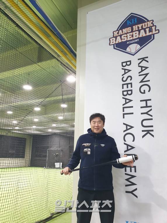 최근 인천 서구 베이스볼 아카데미에서 본지와 인터뷰한 강혁 코치의 모습. 강혁 코치는 아마추어 시절 '천재 타자'로 이름을 날렸지만, 프로에선 꽃 피우지 못했다. 현재는 유소년 지도자로 '제2의 강혁'을 길러내는 데 집중하고 있다. 인천=배중현 기자