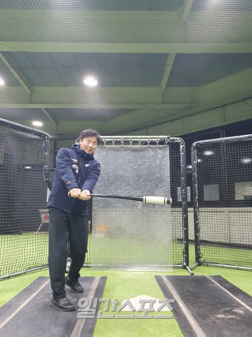 최근 일간스포츠와 인터뷰한 강혁 코치가 배트를 휘두르고 있다. 강 코치는 KBO리그 역사에 손꼽히는 '타격 유망주'였다. 인천=배중현 기자