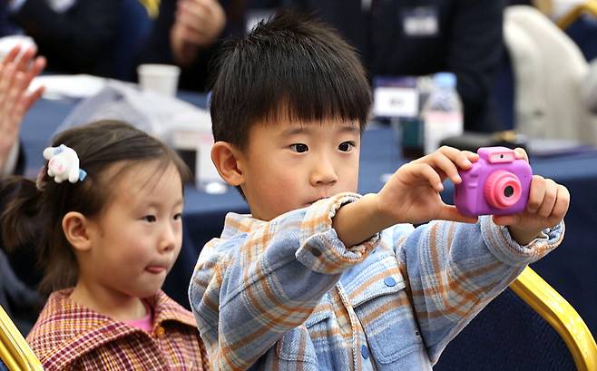 어느 행사장에서 한 아이가 장난감 카메라로 사진을 찍고 있는 모습이 제법 안정적이며 진지합니다. 어린이도 순간순간의 기록이 매우 중요하다는 걸 알고 있나 봅니다. 이충우 기자