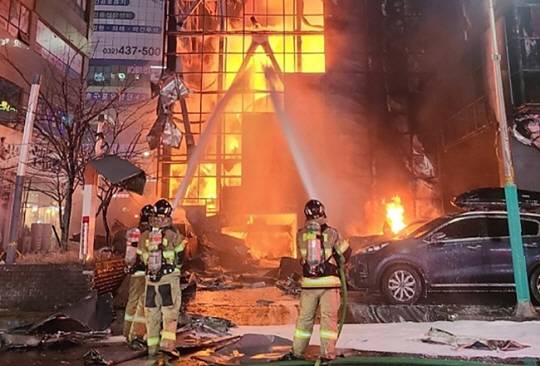 17일 오후 인천 남동구 논현동 한 호텔에서 소방관들이 진화작업을 벌이고 있다. 인천소방본부 제공