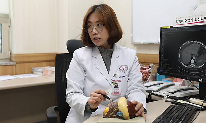 김성은 한림대성심병원 소화기내과 교수는 14일 세계일보와의 인터뷰에서 “표준잔으로 한 잔이라는 ‘권장’도 상대적으로 안전하다는 것일 뿐 음주는 단 한 방울도 안전하지 않다는 인식이 필요하다”며 “B형 간염바이러스, C형 간염바이러스 등으로 인한 간염, 간경변(간경화), 간암 환자는 치료제 개발로 상황이 좋아지고 있는 반면 알코올 관련 간질환의 비중이 높아지는 만큼 음주에 허용적인 문화와 국가 정책에 대해 제고할 필요가 있다”고 지적했다. 한림대성심병원 제공
