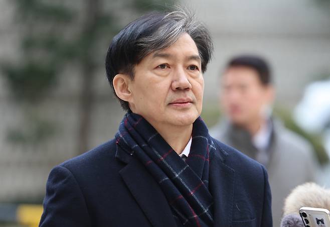 자녀 입시비리 및 감찰무마 혐의로 1심에서 징역 2년을 선고받은 조국 전 법무부 장관이 18일 오후 서울 서초구 서울고등법원에서 열린 2심 속행공판에 출석하고 있다. 연합뉴스