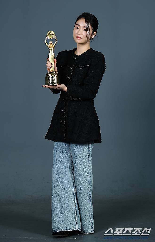 제44회 청룡영화상 여우조연상을 수상한 배우 전여빈이 7일 스포츠조선과의 인터뷰에 앞서 포즈를 취하고 있다. 박재만 기자 pjm@sportschosun.com/2023.12.07/