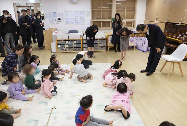한덕수 국무총리가 지난 14일 서울 중구 영락교회 어린이집을 방문해 어린이들과 인사하고 있다. /연합뉴스