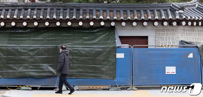 경복궁 담벼락 '낙서 테러' 발생 나흘째인 19일 오전 서울 종로구 경복궁 서쪽 담벼락에 복구 작업을 위한 가림막이 설치돼 있다. /사진=뉴스1