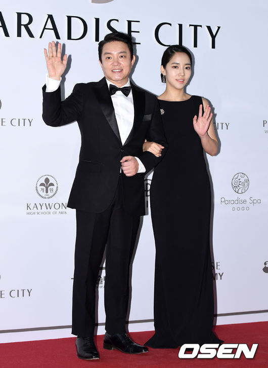 Actor Lee Beom-soo and his wife Profit with, who had been embroiled in a broken-hardening rumor, ended the controversy by revealing their recent status after returning home.Profit with posted photos on SNS on the 20th, saying, Its snowing in Seoul. Seoul is so beautiful.The released photo shows Profit with smiling with stylish winter fashion accessories such as earplugs and hats.Rumor for divorce with Lee Beom-soo is also attracting attention.Lee Beom-soo and Profit with a sudden Rumor for divorce on the 19th.Profit with this SNS posted a picture with the phrase My first chapter is over and tagged Lee Beom-soo here.Profit with also shared a video of a foreign woman talking about it with the phrase Ive decided to stop showing kindness to the closest person who doesnt deserve my kindness.In addition, Lee Beom-soo and Profit with unfollowed each others SNS accounts, and Lee Beom-soo deleted all follow-ups and posts from SNS, adding a meaningful atmosphere.However, Lee Beom-soos agent, Waiwon Entertainment, said on the 20th, I confirmed to the actor that it is not broken-hardening or divorce.Lee Beom-soo said, Im sorry I cant tell you the details because its personal. But its not divorce. Its personal between a couple.According to his agency, Lee Beom-soo is currently in the filming of his next film, The Square.The children are away from studying abroad, but until recently, Lee Beom-soo was also involved in the preparation of studying abroad.Profit with is the main caregiver and mother who accompanied her children to study abroad. Profit with and her children are known to have emigrated to Bali.Among them, Profit with is reporting that he returned to Korea with a recent article in Seoul, and it seems to be breaking the broken-hardening theory.Sudden Rumor for divorce and meaningful SNS posts are also attracting attention.Lee Beom-soo and Profit with got married in May 2010.The two, who had one son and one sister, were loved for appearing on KBS 2TVs entertainment show Superman Returns (abbreviated Shudol).Lee Beom-soo, meanwhile, was suspected of having made rumors and assaults on his college student who was in office last November, but denied it as unfounded.I submitted a letter of resignation to the university that I had been in for 10 years, and the school said it did not confirm the exact reality of Lee Beom-soos allegations.At that time, Profit with actively defended Lee Beom-soo through SNS and revealed the marital intimacy.DB, social media.